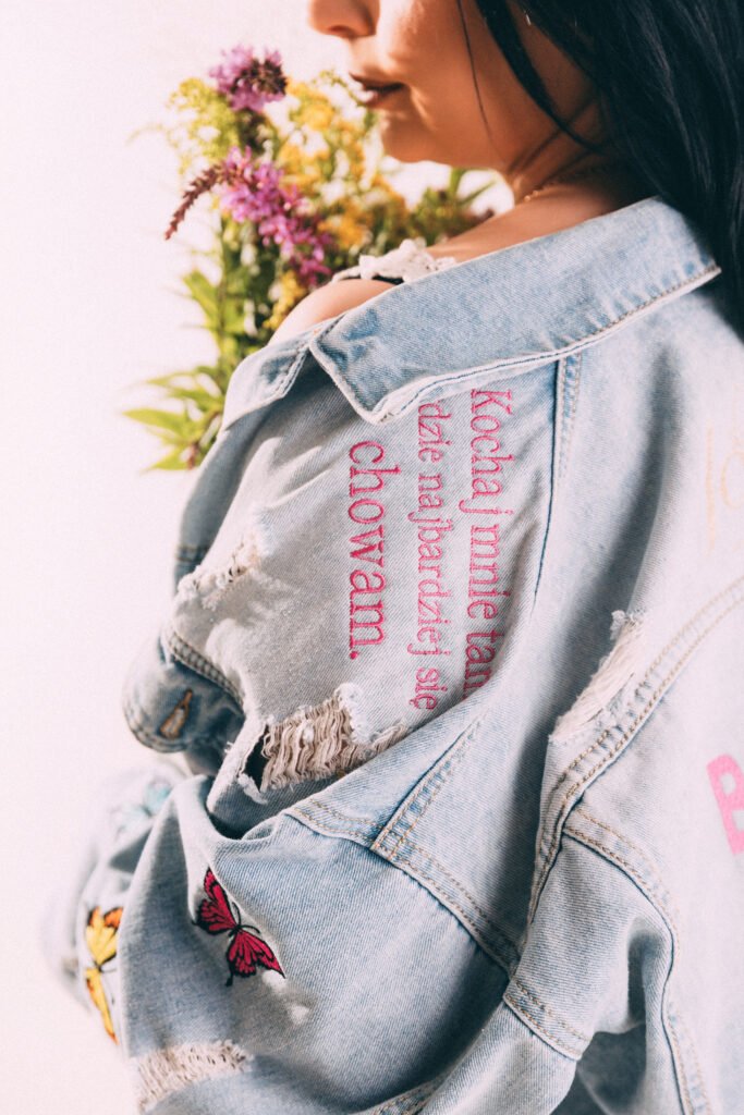 Kobieta z dłonią na sercu — milczenie o emocjach, odwaga mówienia o uczuciach (Jo Lillé)