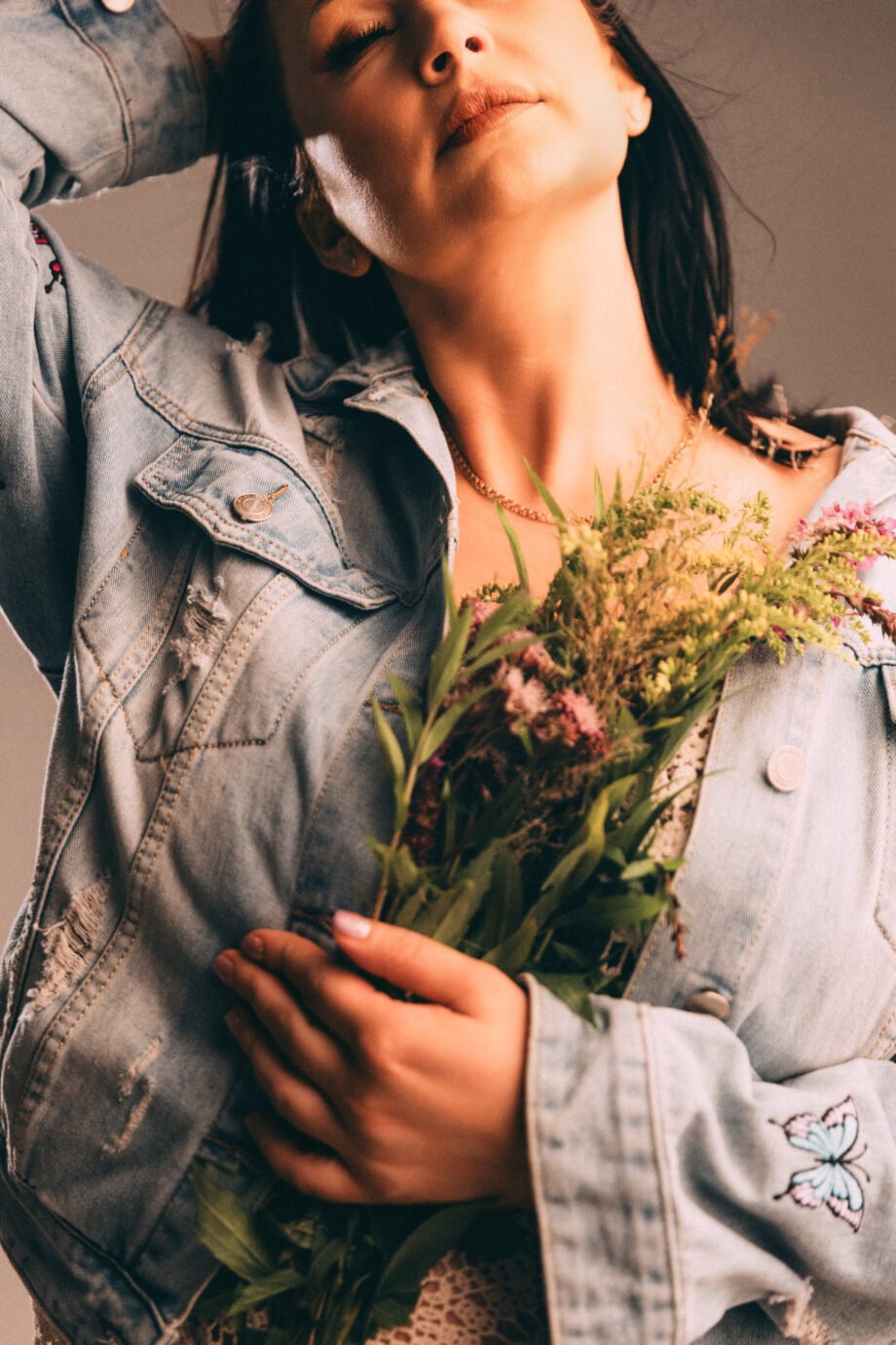 Kobieta z dłonią na sercu — milczenie o emocjach, odwaga mówienia o uczuciach (Jo Lillé)