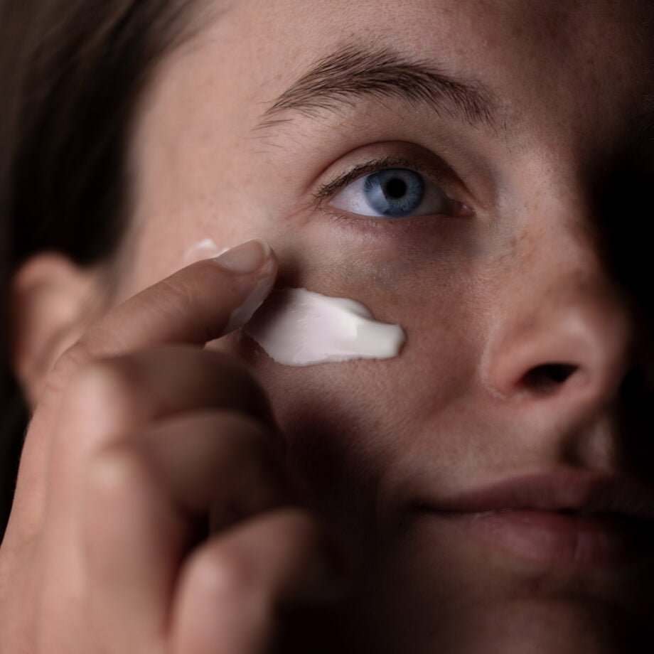 Kobieta wykonująca zimowy rytuał pielęgnacji twarzy z olejkiem Dotyk Słońca Jo Lillé